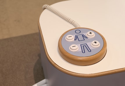 «Oto» verfügt über je zwei Platten, die per Knopfdruck kontrollierten Druck auf den Körper ausüben.