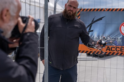 Ein letztes Foto, dann muss Drohnen-Chef Cédric Schaller schnell wieder weiter.