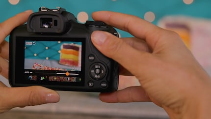 Das Rückdisplay der R100 ist fix und hat keine Touch-Funktion.