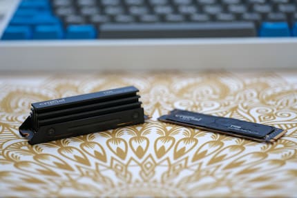 Die T700 Pro gibt es mit oder ohne Heatsink. Dieser ist enorm und lässt mich im Vorfeld des Tests rätseln, wie viel Kühlung für PCIe-5.0-SSDs nötig ist.