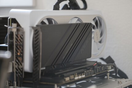 Ich teste die T700 Pro ohne Kühlkörper. Meine Steckkarte, die nötig ist, um von der vollen Geschwindigkeit zu profitieren, ist jedoch selbst ein immenser Kühlkörper.