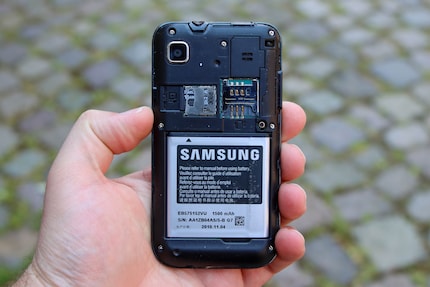 Für die SIM-Karte muss der Akku raus, für die microSD nicht.