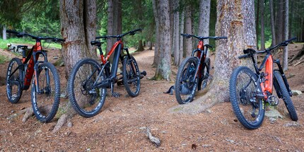Bereit für den Trail: E-MTBs mit dem Shimano EP801 Antriebssystem.