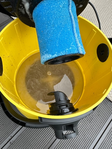 Im Tank befindet sich bereits nach einem Teppich eine unappetitliche Brühe.