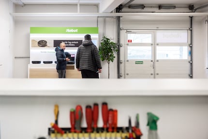 Roger Thalman erklärt die neusten Modelle. Im Vordergrund die Servicestation am Empfang, wo einfache Fehler schnell behoben werden.