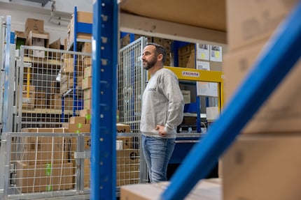 Kartonschachteln bis unter die Decke. Dazwischen steht Serviceleiter Mirko Pireddu.