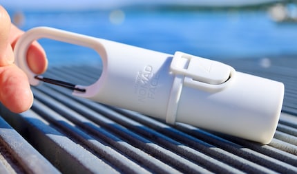 Im Gehäuse mit integriertem Karabiner verbirgt sich der Sonnenschutz