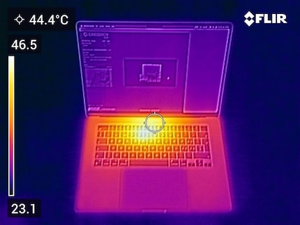 The case reaches 46 degrees Celsius in the CPU stress test. But the wrist-rest only gets lukewarm.