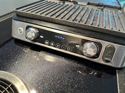 Der Multigrill 9 ist nach dem Grillen voller Fettspritzer, aber wenigstens leicht zu reinigen.