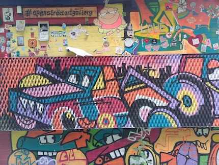 Die bunte Wand ist eine Herausforderung für Kamera und Nachbearbeitung des Galaxy A34.