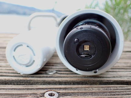 The electronics in the lid: cleaning is done using UV-C radiation.
