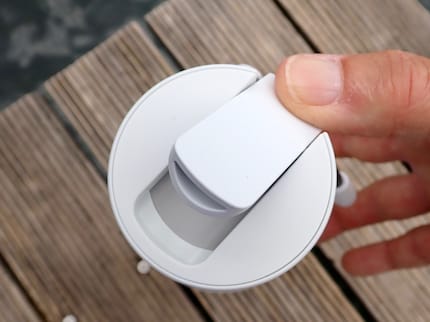 The mouthpiece can be opened without touching the opening.