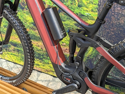 Der neue kompakte und leichte Performance Line SX Motor und der Erweiterungs-Akku am Rahmen.