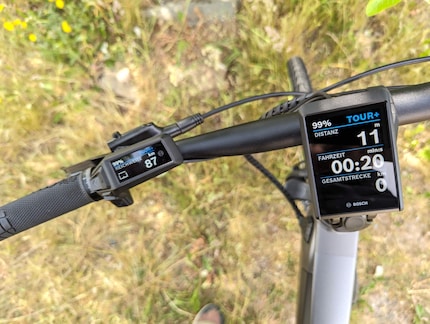 Der neue grosse Kiox 500 Screen kombiniert mit dem kleinen Purion 200 links am Lenker.