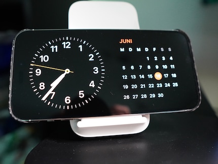 Der Standby-Modus schaltet sich ein, wenn das iPhone quer steht und geladen wird. Es braucht nicht unbedingt einen Magsafe-Ständer.