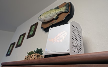 Der Titelbild-Router aufm Tisch hat die gleichen Spezifikationen wie der Satellit unterm Fisch. Zwei Router, die verschiedene Rollen einnehmen.