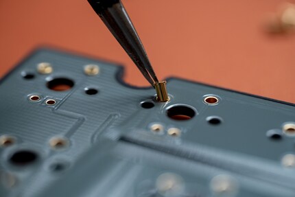 Feinarbeit beim Einlochen der Mill-Max-Stecker.
