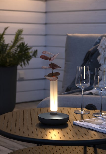 Bringt den Raum und Blumen zum Strahlen: Die Tischlampe «Biarritz».