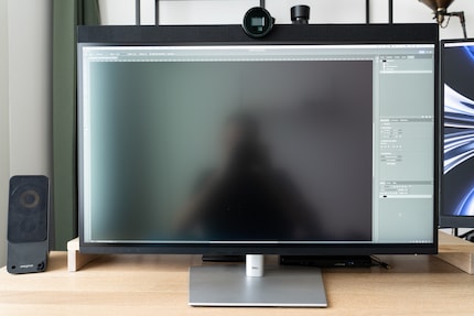 Der Dell U3224KBA ist zwar matt beschichtet, spiegelt aber trotzdem sehr stark.