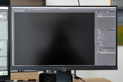 Zum Vergleich der BenQ SW271, ebenfalls mit matter Beschichtung. Ich befinde mich an der gleichen Stelle vor meiner weissen Wand, die Kameraeinstellungen habe ich ebenfalls fixiert.