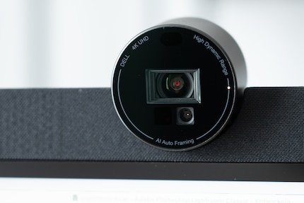 Wer guckt denn da? Sporadisch öffnet sich der Verschluss der Webcam ohne Grund.