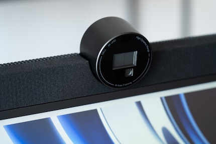 Die stoffbezogenen Lautsprecher mit eingelassener Webcam sind ein Blickfang