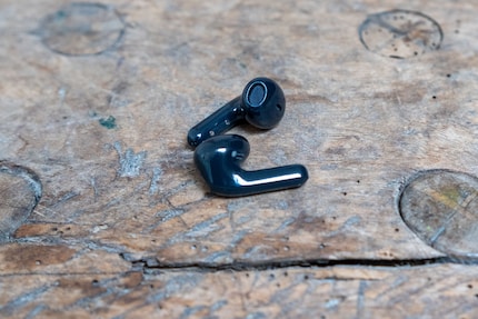 Design-wise, the Xiaomi Redmi Buds 4 Lite are no revolution. But they are compact, which is good when lying down.