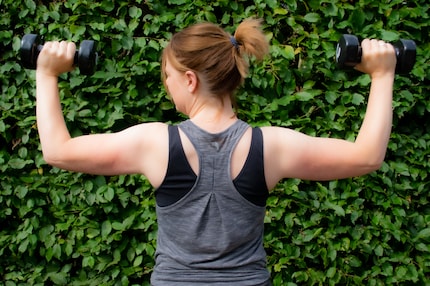 Außer meiner Yoga-Matte nutze ich für meine Ausprobiert-Woche nur für eine Übung die zwei 5-Kilo-Hanteln als Trainingsutensilien – mehr war nicht nötig.