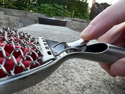 The catch that holds the head in place is very easy to unlock.