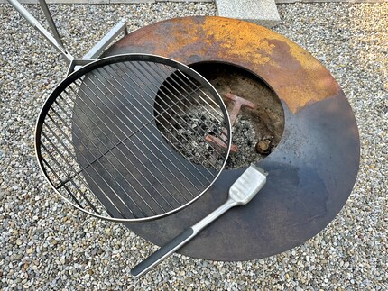 Test site for the Oxo barbecue brush in my garden: fireball with grate and flat plate.