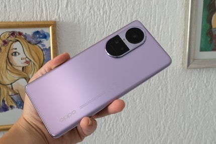 Ich schnappe mir jeweils gern ein buntes Phone wie dieses lila Oppo Reno 10.