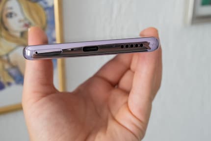 Das Oppo Reno 10 Pro hat nur einen Lautsprecher unten rechts (und mich in der Spiegelung daneben).