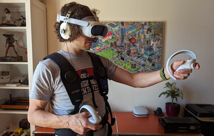 In Verbindung mit VR stört das Tragen der Weste abgesehen von der Hitze am wenigsten.