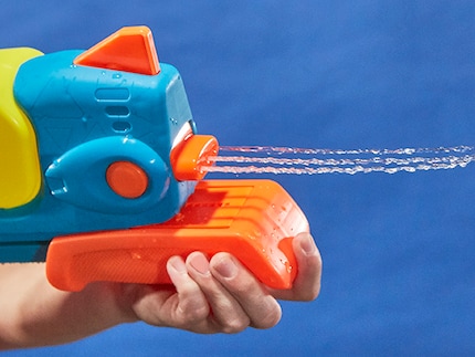 Aus dem Super Soaker Wave Spray Blaster lässt sich ein welliger Wasserstrahl abfeuern.