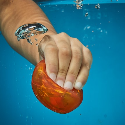 Die Hydro Balls bestehen aus zwei Hälften, die du zunächst zusammengesetzt werden müssen. Dann ins Wasser tauchen,  zusammendrücken – und los geht's!