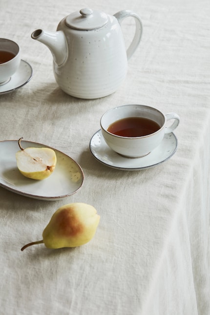 Even with simple tableware, the monochrome formula turns your table into an eye-catcher.