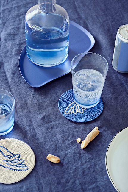 All items – except a few – should be of the same colour to create eye-catching table decoration.