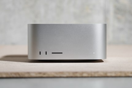 Auf der Vorderseite gibt's zwei Thunderbolt 4 Ports und einen Kartenleser.