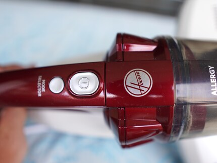 Simple and easy: the Hoover is operated with two buttons.
