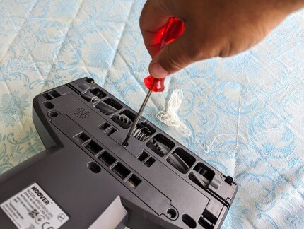 If a thread gets wrapped around the brush, you can only take off the cover by unscrewing it.