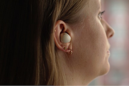With its teardrop-shaped design, the 1000XM5 fits comfortably in the ear.