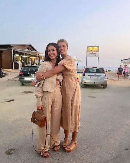 Jessica Alba posiert mit ihrer Tochter in ihren Arizona-Birkenstock.