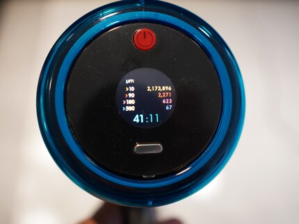 The display shows the number and size of particles that have been sucked up.