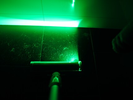 Thanks to the green laser, you can see exactly where the dirt is.