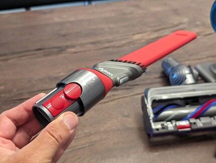 You can easily rotate the crevice nozzle to reach really narrow areas.
