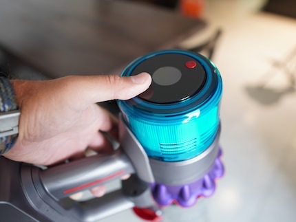 The red on button can’t be reached with one hand.