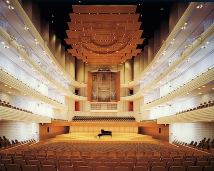 Das KKL in Luzern. Das Deckenelement und die Oberflächenstruktur dienen der Akustik