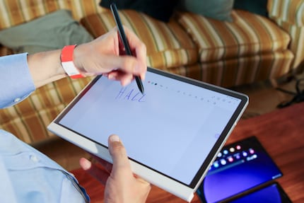 Mit angepassten Apps, einem variablen S Pen und einer «Papierfolie» soll das Tab S9 ein digitaler Notizblock sein.