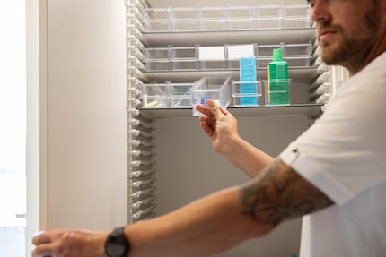 Piet Umiker bewahrt die Tiermedis in einem Medikamentenschrank aus der Psychiatrie auf.