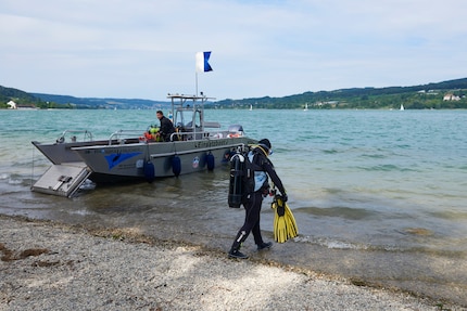 In full gear, I walk into Lake Constance to look for rubbish underwater.